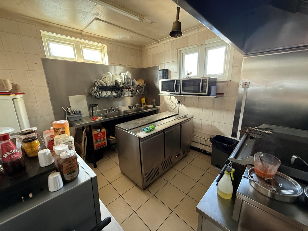 Lot: 33 - MIXED COMMERCIAL AND RESIDENTIAL INVESTMENT - Commercial kitchen